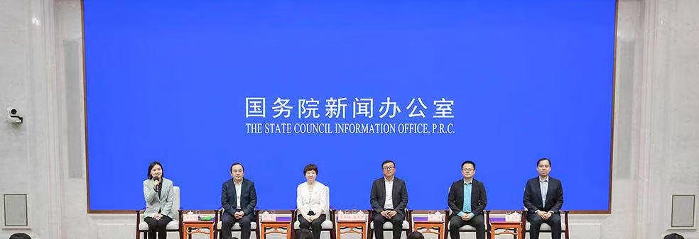 无问芯穹夏立雪参加国新办中外记者见面会：人工智能的未来，需要敢想敢闯的年轻人