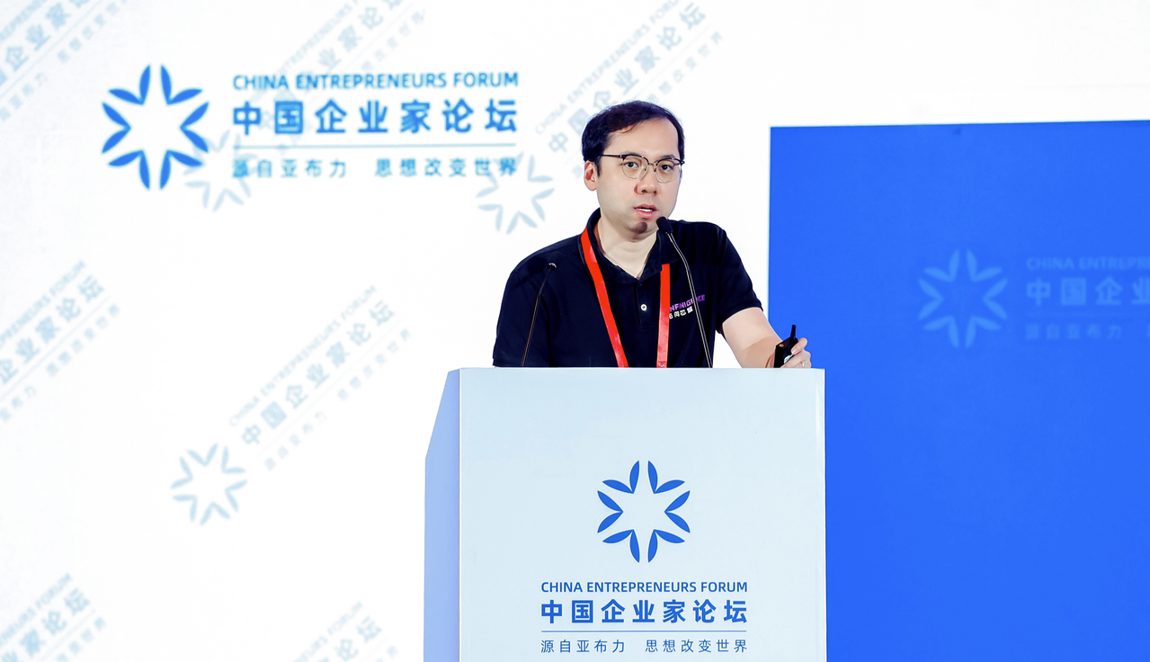 无问芯穹夏立雪出席2025年亚布力中国企业家论坛，共绘AI开放与理性新图景